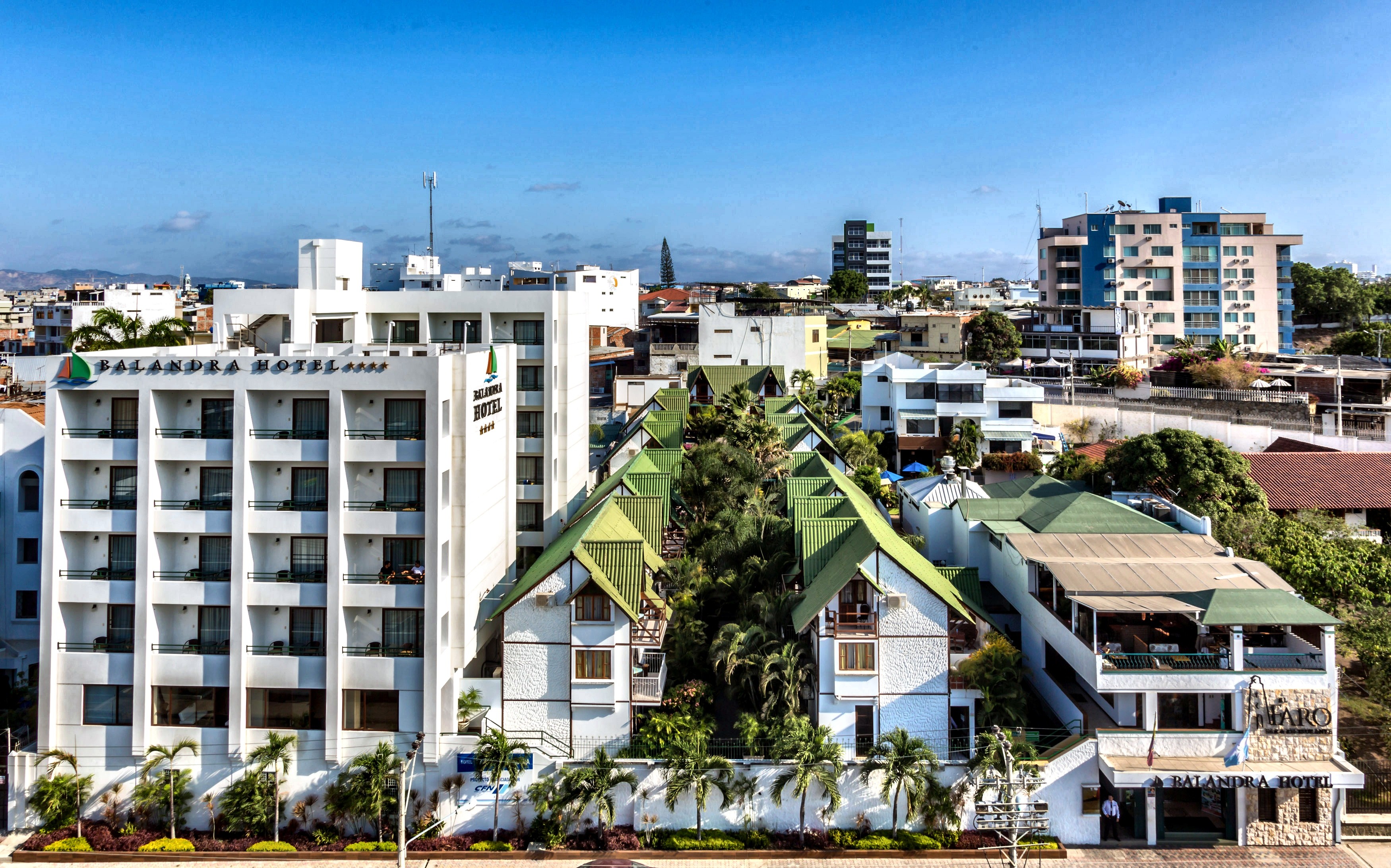 Fachada panorámica del Balandra Hotel en Manta